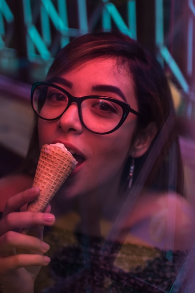 拿着蛋筒吃冰淇淋的女人